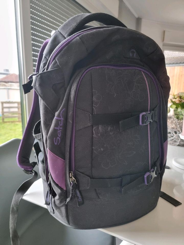 Satch pack-Schulrucksack Purple Hibiscus Schwarz Lila in Niedersachsen -  Leiferde | eBay Kleinanzeigen ist jetzt Kleinanzeigen