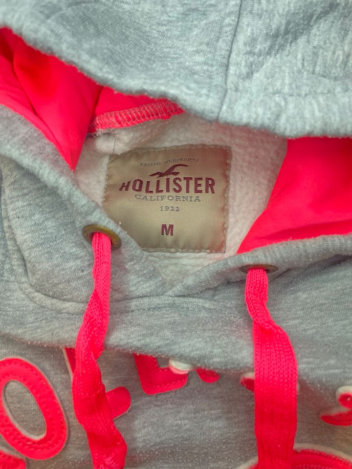 Grauer Pullover mit pinker Schrift in Ober-Ramstadt