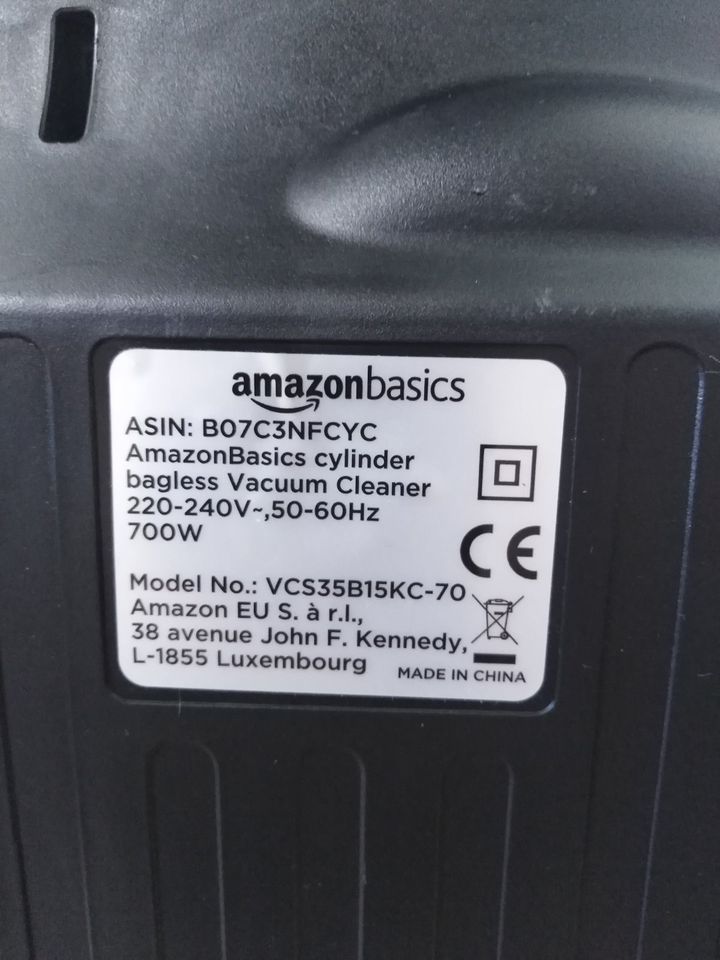 Staubsauger Amazon Basics 700W Beutelloser in Hannover