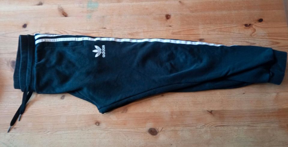 Adidas Jogginghose Größe 146 (kleiner Mängel) in Barth