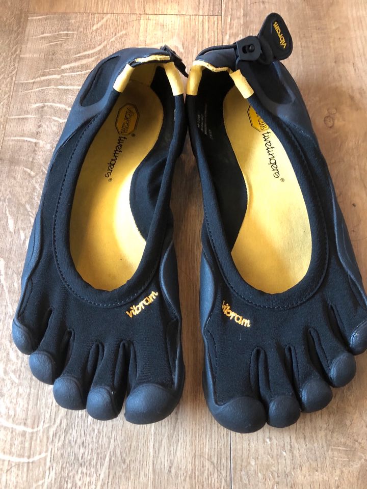 VIBRAM Fivefingers Gr. W 42 schwarz Barfußschuhe in Bergisch Gladbach