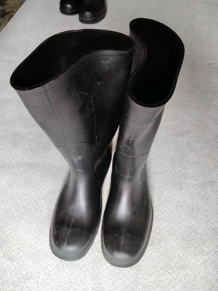 Schwarze Gummistiefel in Schwörstadt