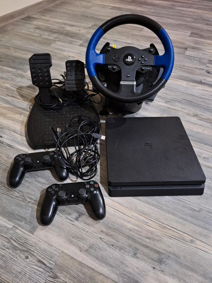 PS4 mit Lenkrad und 2 Controller in Herne