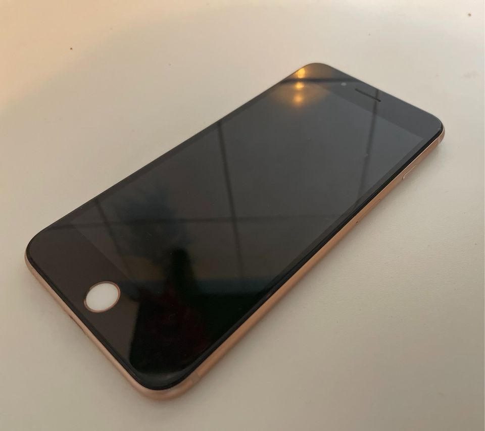 Apple iPhone 8 Plus 256GB Roségold mit schwarzem Touchdisplay in Köln