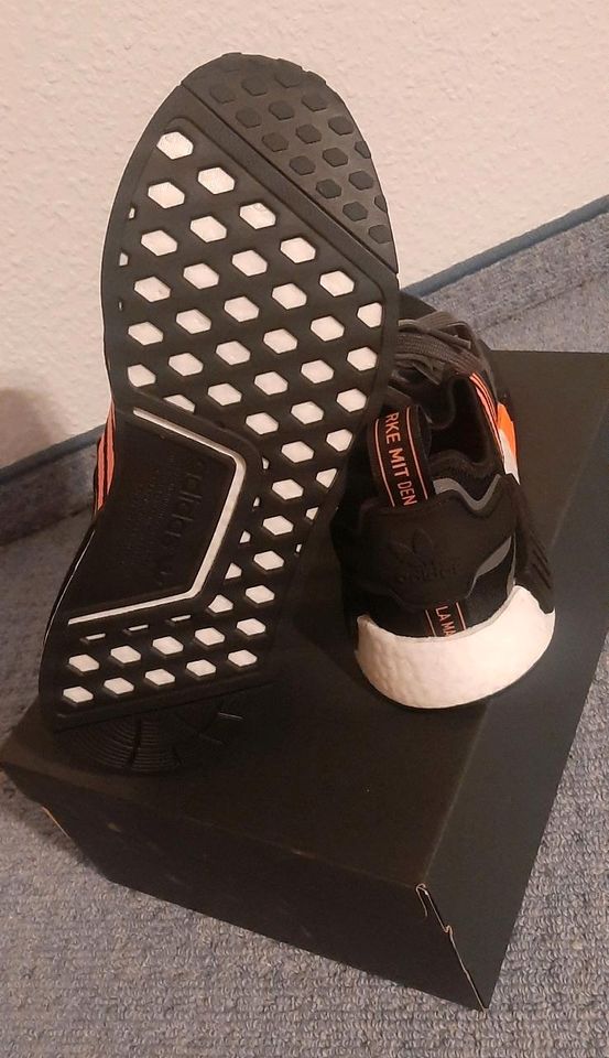 Neu Adidas NMD R1 Schwarz Orange Weiß 9½/43 in Meißen