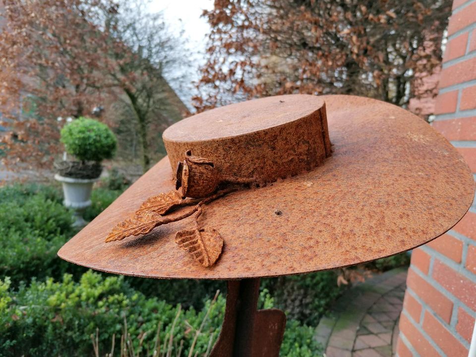 Deko Frau mit Tasche und Schirm in Stadtlohn