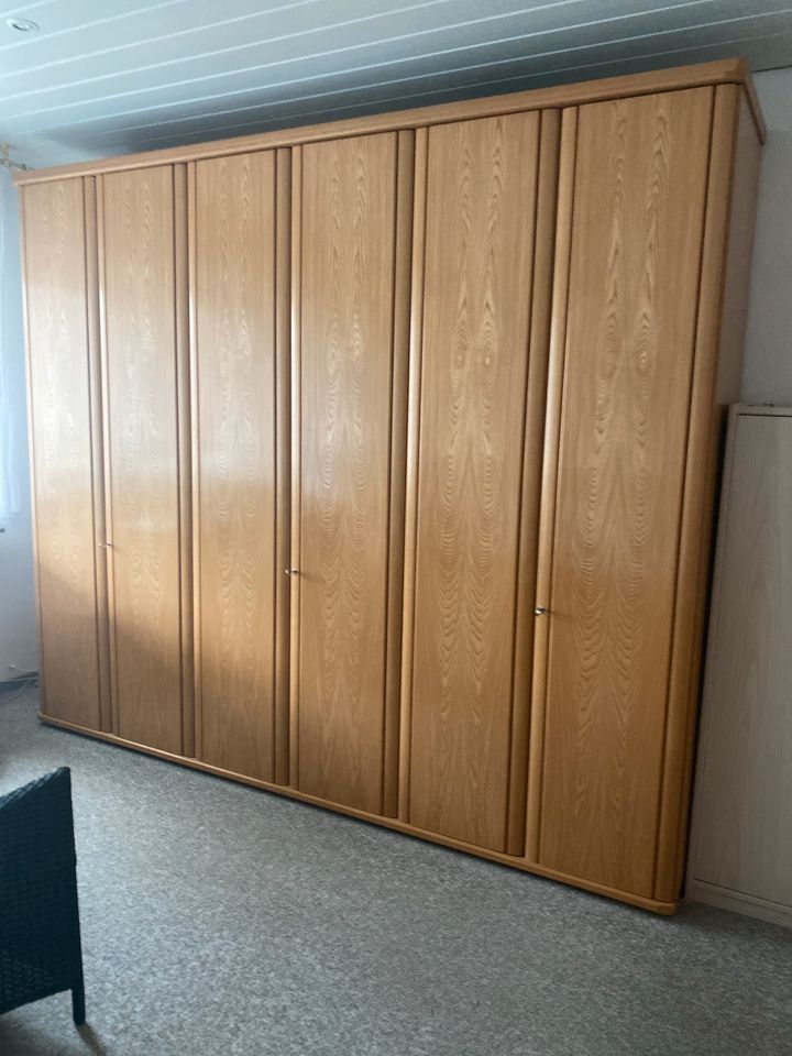Doppelbett Kleiderschrank Schlafzimmer in Winterberg