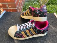 ADIDAS SUPERSTAR W CORE BLACK / GOLD METAL / MERLOT, Gr. 39 Berlin - Pankow Vorschau
