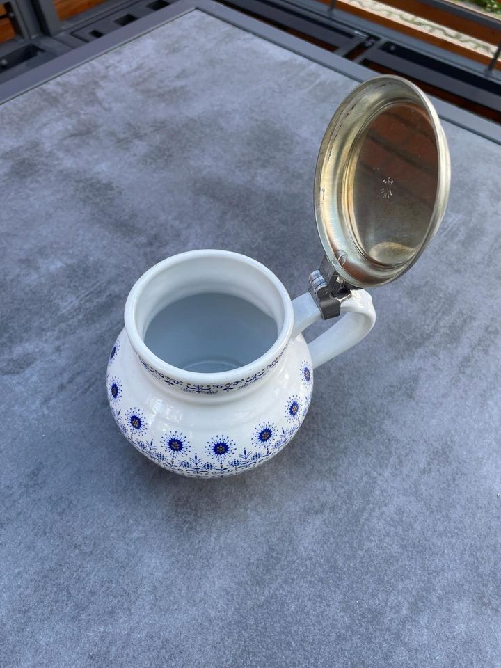 Alter Bierkrug weiß mit blau-goldenem Muster und Zinndeckel in Edingen-Neckarhausen