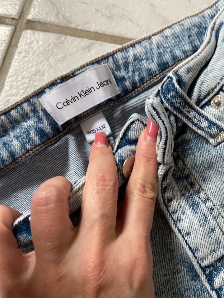 neuwertige Jeans von Calvin Klein Gr. 30/32 in hellblau in Barntrup