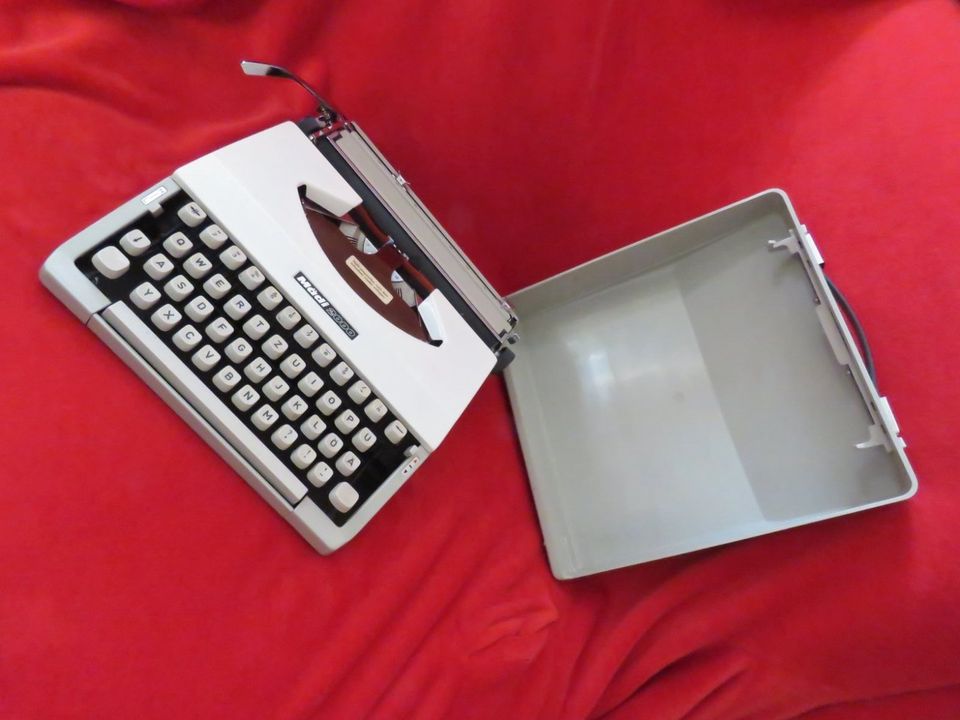 Büro, Schreibmaschine, Reiseschreibmaschine in Krempe
