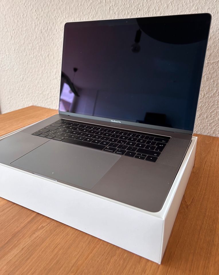 MacBook Pro 2016 - 15,4 Zoll - Touch Bar in Tübingen