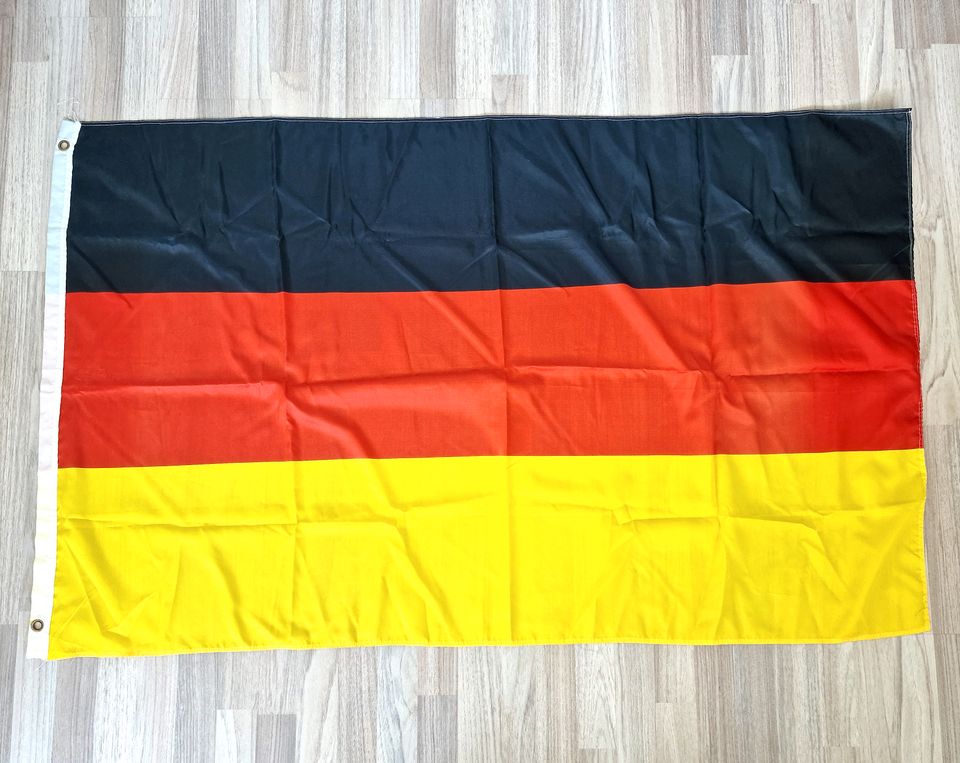 Deutschland Fanpaket - 11 Sonnenbrillen, Flagge, 2 Autofahnen ++ in Gelsenkirchen