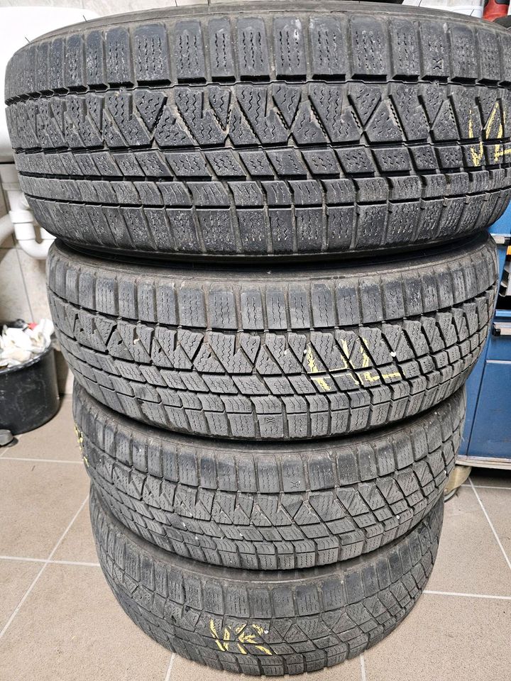 4x Kumho Winter Craft 215/65/17 99V SUV in Fichtenberg