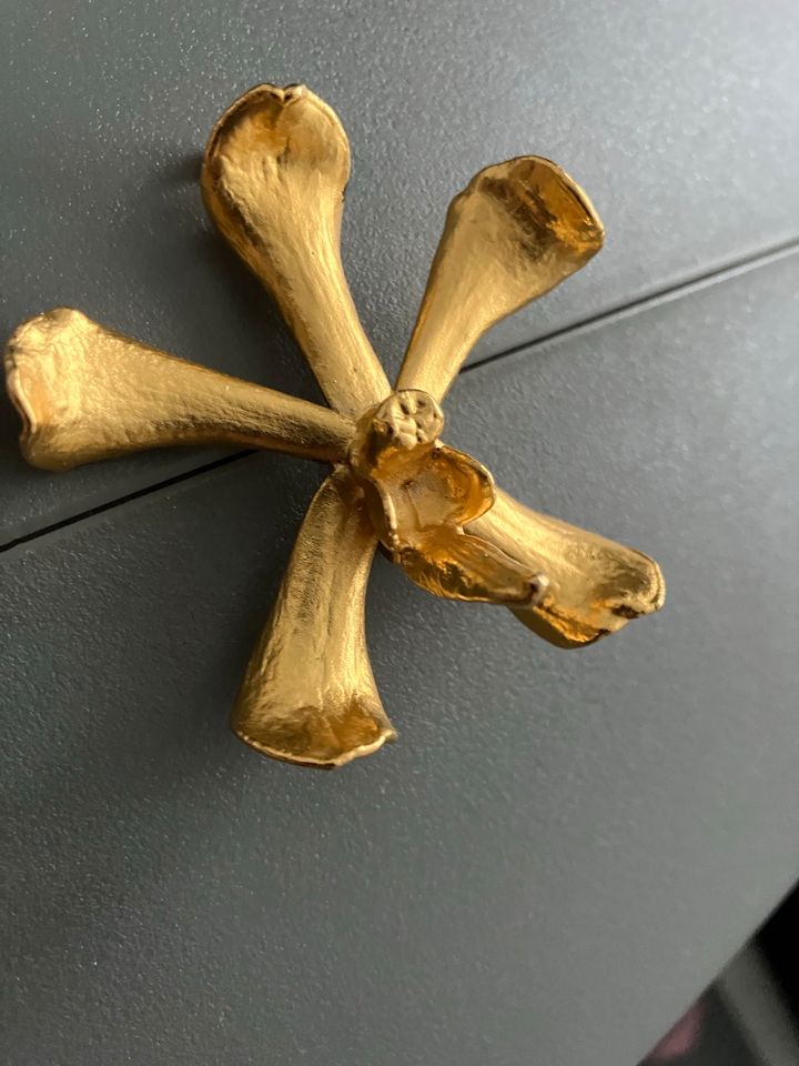 Brosche oder Anhänger Orchidee / Farbe: Gold in Aachen