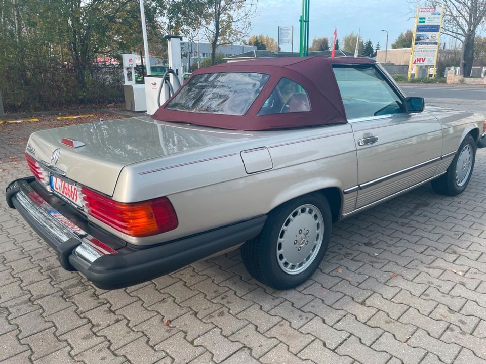 Mercedes Benz 560 SL rauchsilbermet,Leder+ Verdeck burgundy, in Zwickau