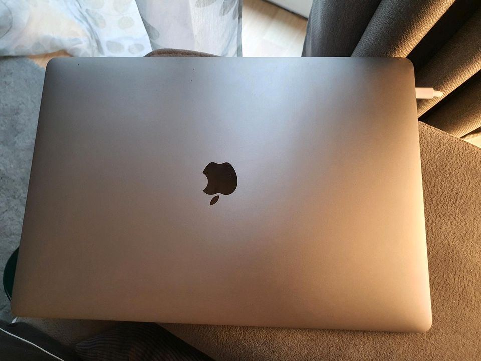 MacBook Pro 2018 (A1990) i9 2,9 GHz 1TB SSD in Augsburg