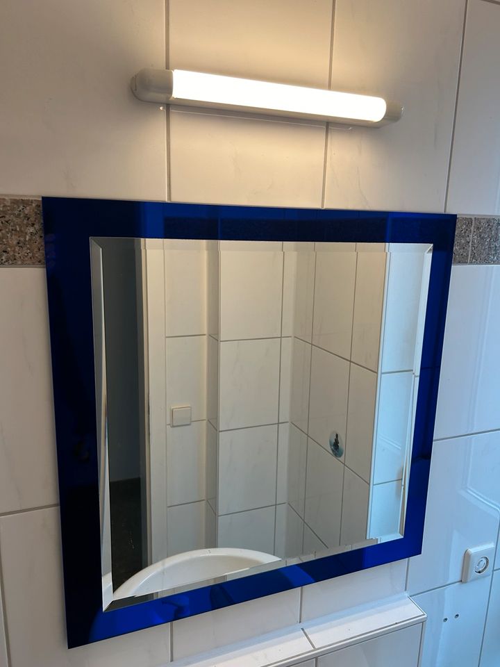 Spiegel 65x65 mit blauem Rand in Stuttgart