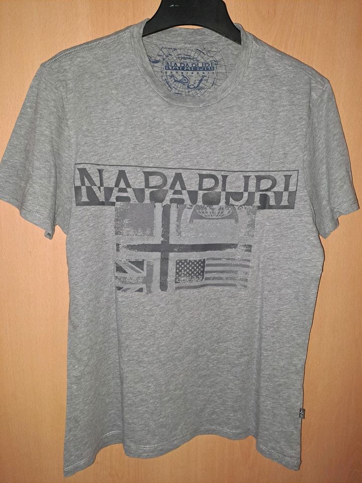 Napapijri Shorts/Chino-Hose kurz + T-shirt in Kaiserslautern