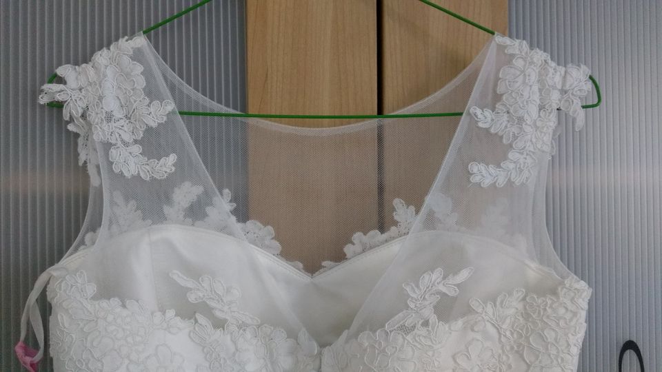 Brautkleid mit Spitze - Gr. 38 A-Linie Hochzeitskleid Kleid in Karlsruhe