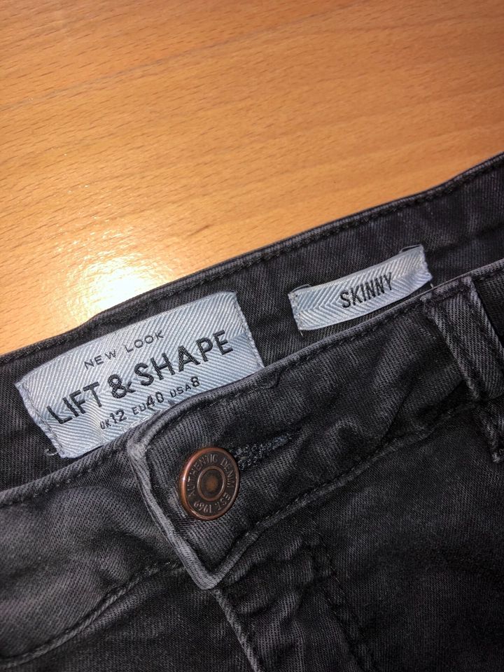 New Look Lift & Shape Jeans grau/schwarz 40 skinny in Gütersloh