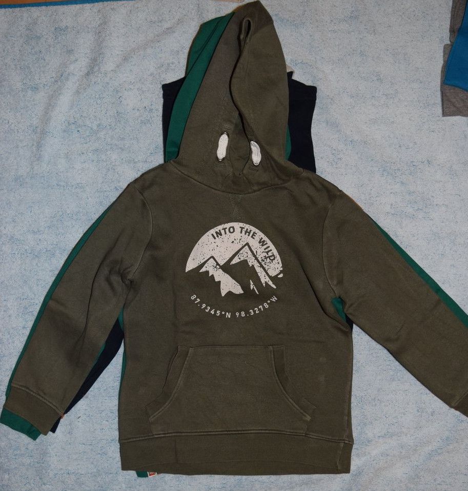 2 Pullover Hoodies für Jungen 128 in Burgstädt