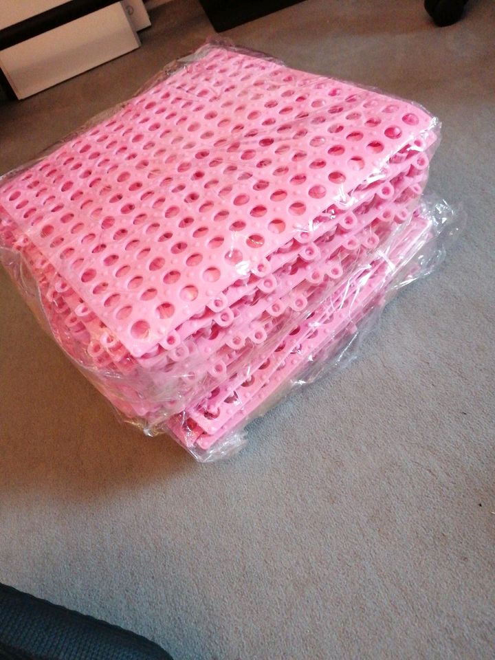 Neu Bodenschutz rosa Duschmatte Puzzlematte Spielmatte Sportmatte in Herford