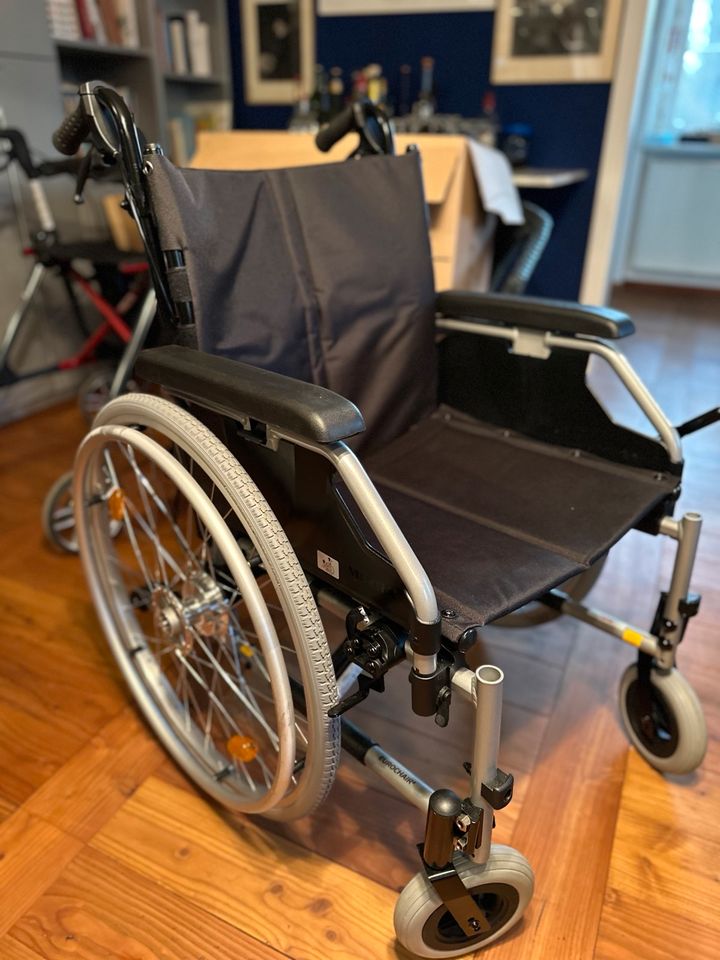 Rollstuhl - Leichtgewicht in Hüfingen