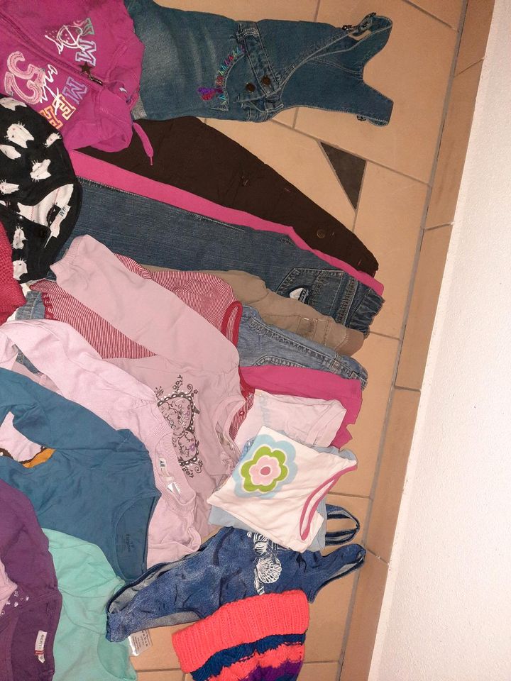 Kleiderpaket Mädchen 110 Jacke Pullover Hose Jeans Shirt Weste in Mindelheim