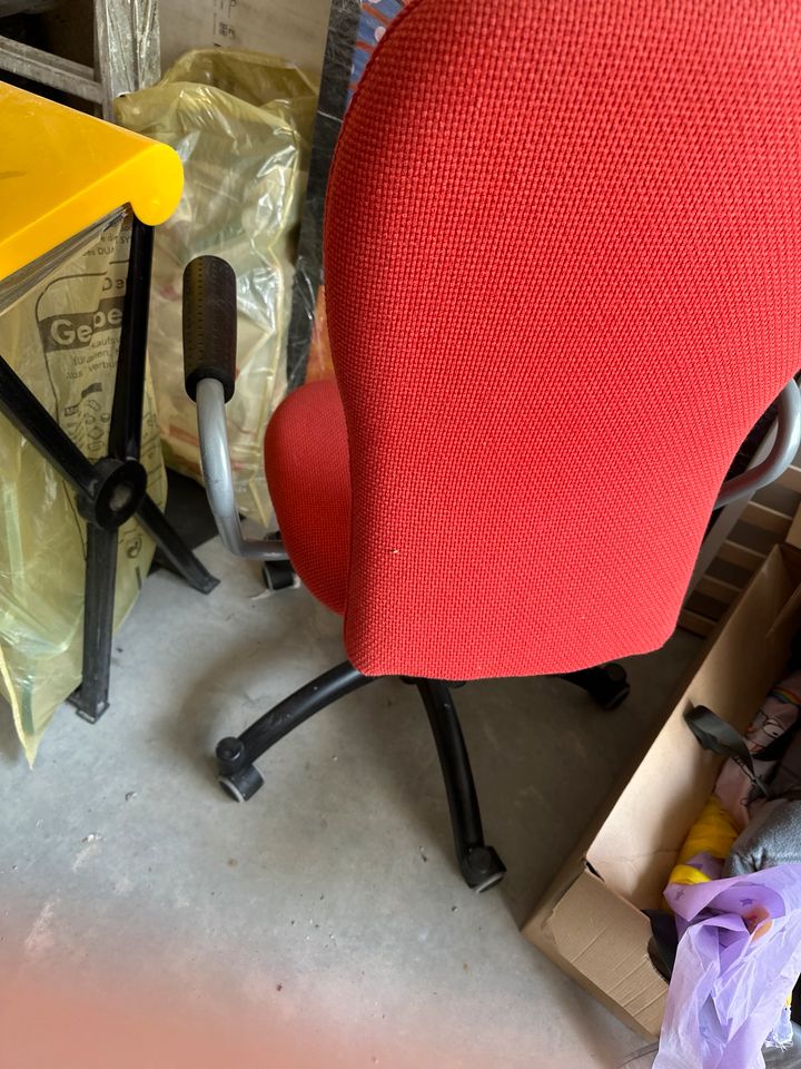 IKEA, Schreibtischstuhl, Bürostuhl, rot, auf Rollen, gut erhalten in Gottmadingen
