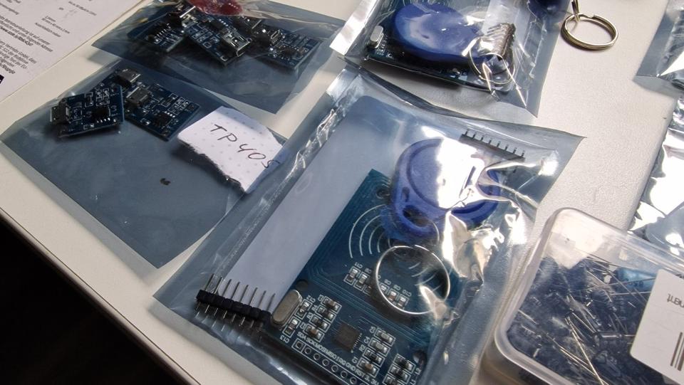ESP32 Arduino Basteln u.a. HC-SR501, AM312, MQ-135, HC-SR04 etc. in Riegelsberg