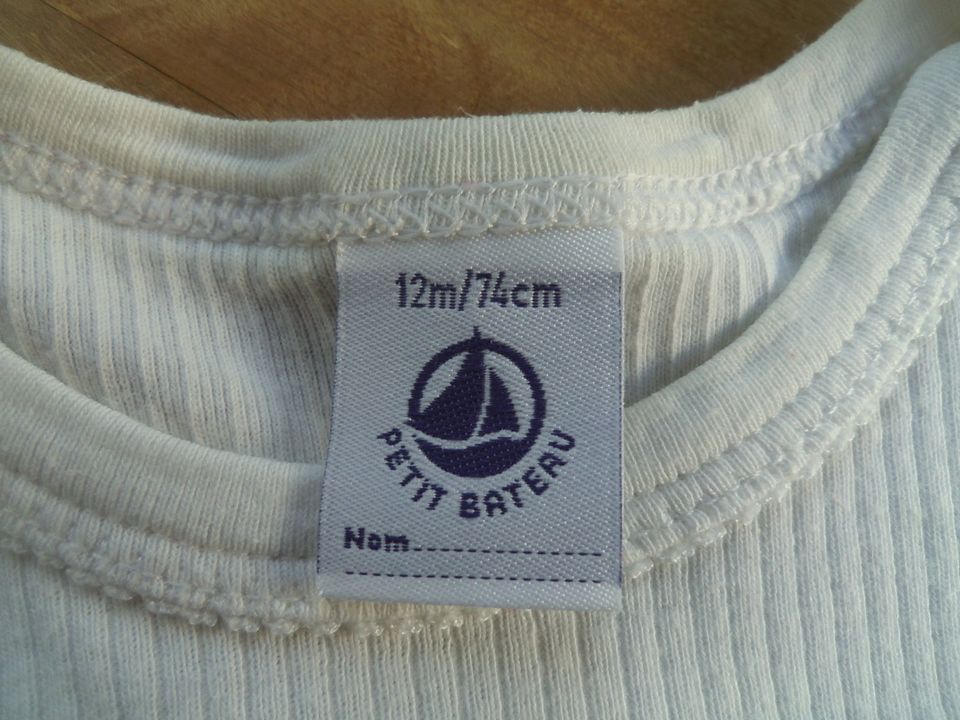 Petit Bateau Body kurzarm kurz Gr. 74 (12m) weiß gerippt Flecken in Plankstadt