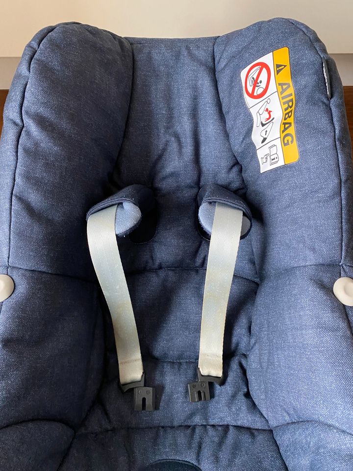 Babyschale pebble Plus von Maxi-Cosi mit 2Way-Fix in dunkelblau in Oberhausen