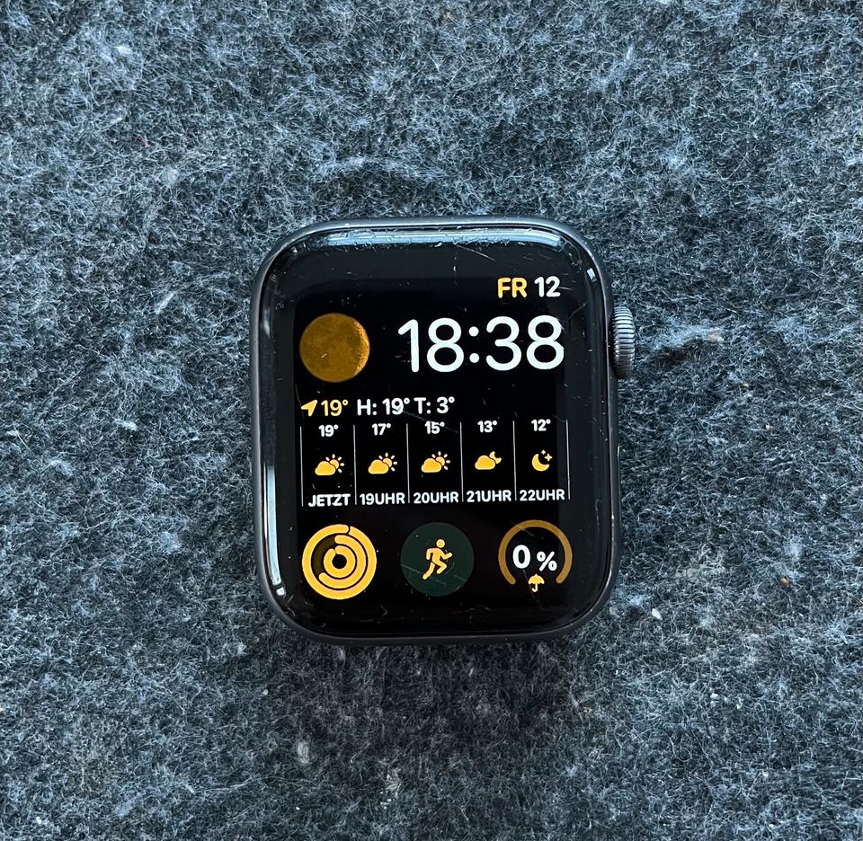 Apple Watch 4 Aluminium Case Space gray 44mm in Emmering