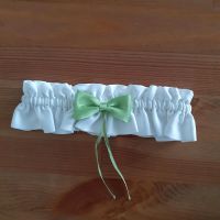 Weißes Strumpfband Braut mit Schleifchen grün Hochzeit Brandenburg - Falkensee Vorschau