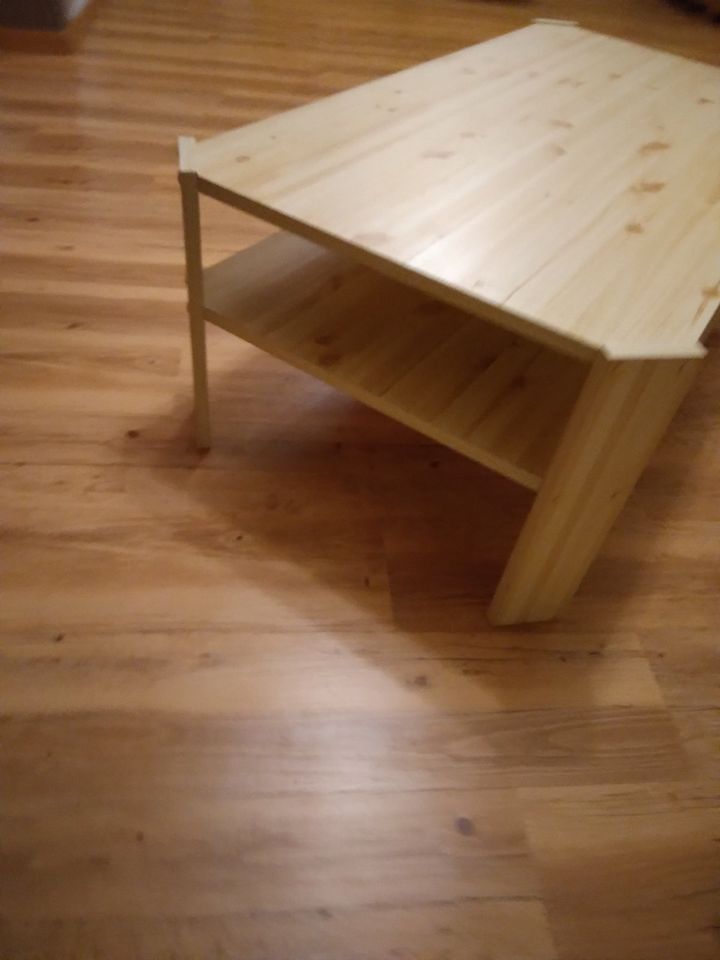 Couch-/Wohnzimmer-Tisch aus Holz/furniert in Großenlüder