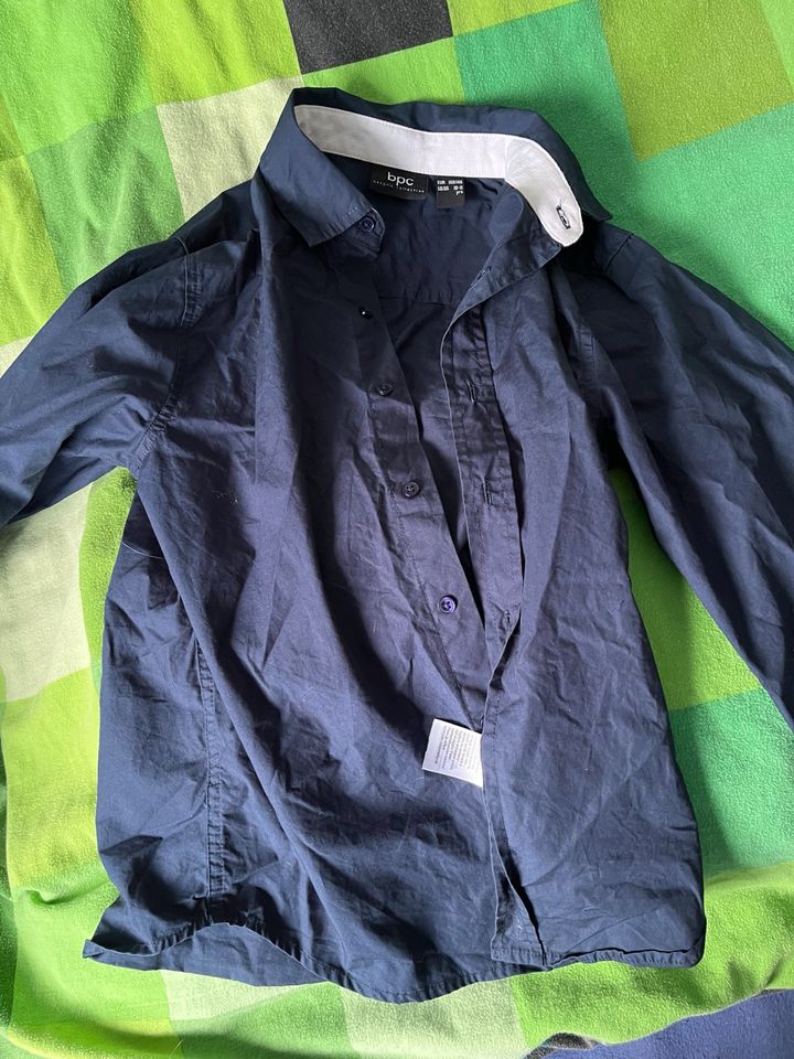 Jungen Pullover und ein Hemd in Münsterappel