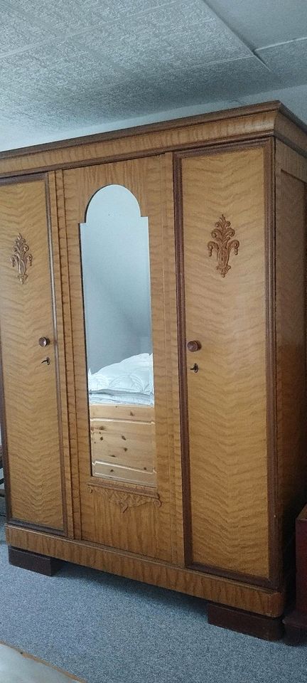 Antiker Jugendstil Weichholz Kleiderschrank mit Schnitzerei 1920 in Stollberg