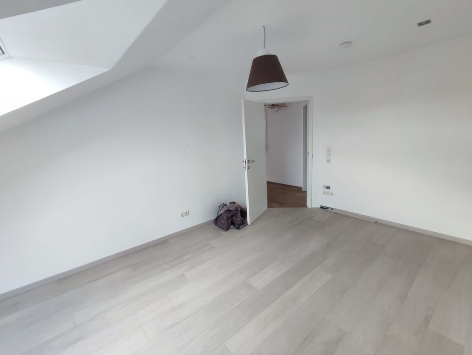 Stilvolle 3-Zimmer-Wohnung (DG) mit hochwertiger EBK in Leonberg in Ditzingen