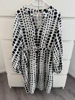 Weißes Kleid mit schwarzen Tupfen Niedersachsen - Salzhemmendorf Vorschau
