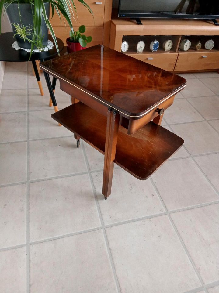 Vintage Tischchen auf Rollen und alte Tischleuchte Porzellanfuß in Waldershof