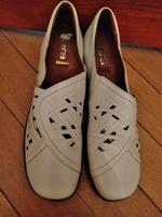 Bequeme Lederschuhe weiß Gr.8/41,5-42, weiches Leder,nie getragen Berlin - Wilmersdorf Vorschau