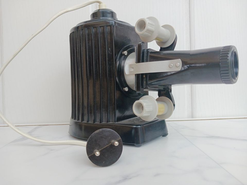 Vintage Projektor mit DEFA Zelluloid Bildgeschichten in Ingolstadt
