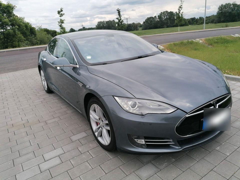 Tesla Model S P85 P in Potsdam
