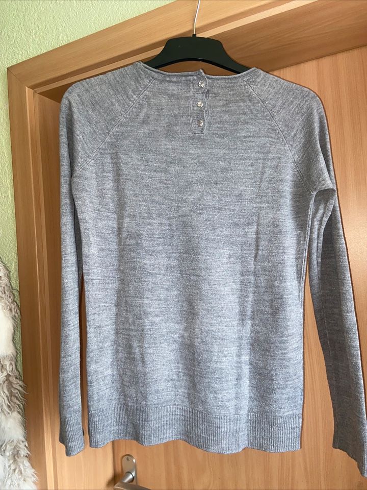 Grauer Basic Pullover mit Glitzer Knöpfen in Rosbach (v d Höhe)