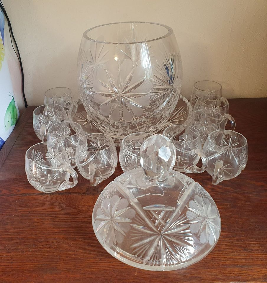 Antikes Bowlegefäß mit Gläsern und Unterschale geschliffenes Glas in Rudersberg