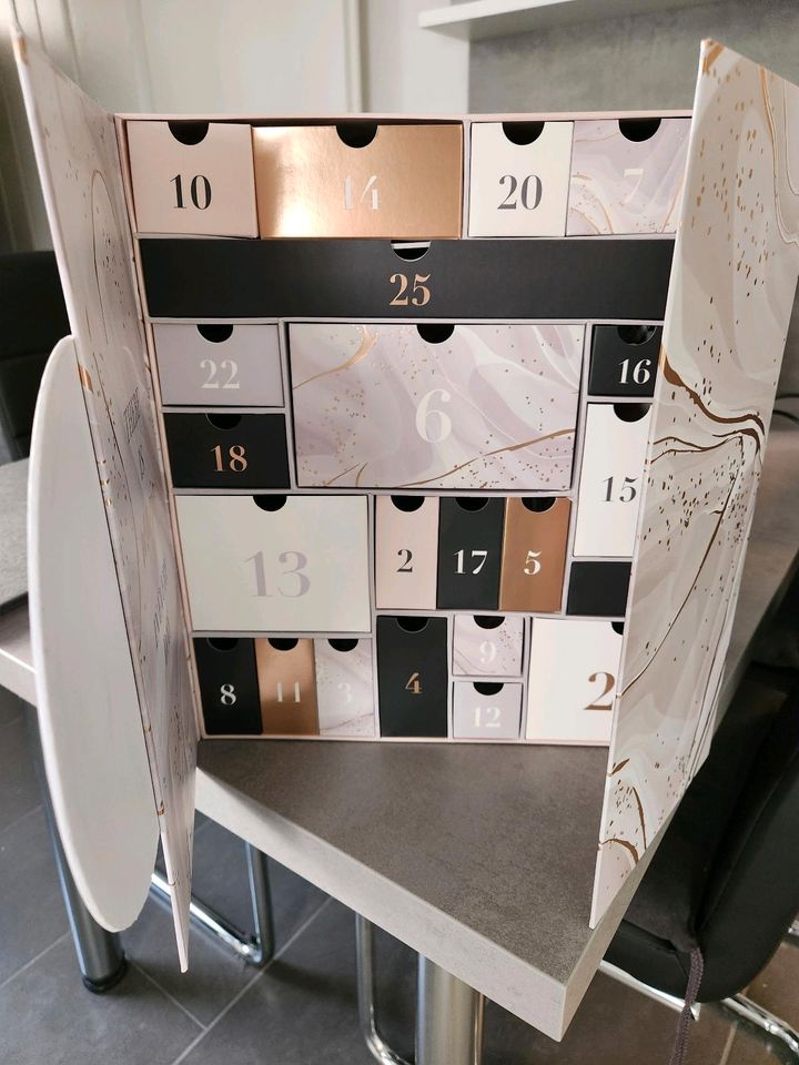 Glossy Box Adventskalender karton in Gelnhausen