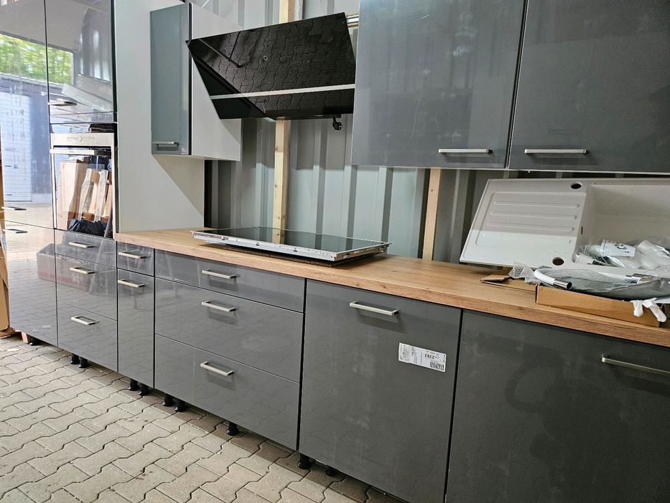 Nobilia küche Grau Hochglanz inklusive Siemens E-Geräte in Gelsenkirchen