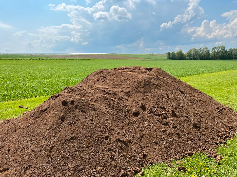 Gesiebter Mutterboden - Humus - Gartenerde inklusive Anlieferung in Fuldatal