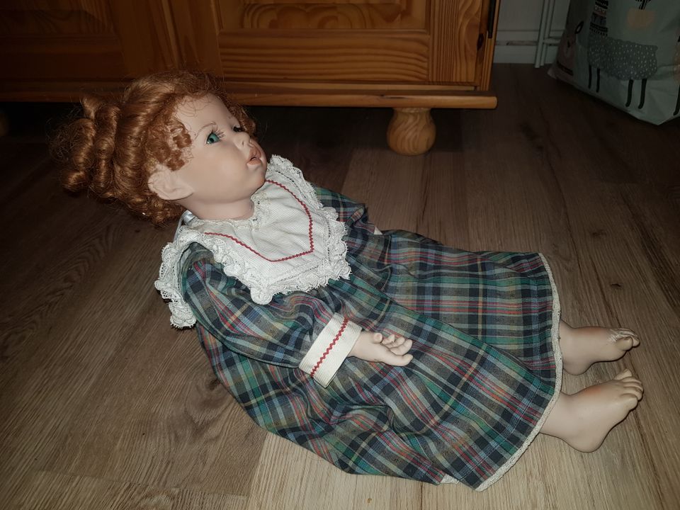 Antike Puppe mit Kleidung in Freren
